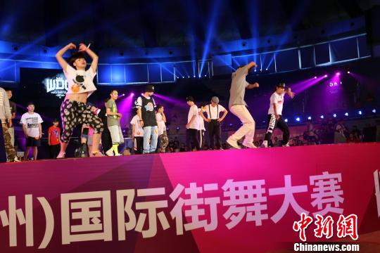 郑州国际街舞大赛:2300余名选手秀舞功(图)|