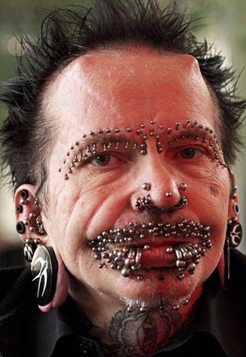 德男子头长双角全身453个洞 遭迪拜海关遣返|