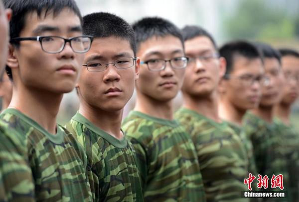 眼镜军团参加军训 大学生入校第一课|新生|军