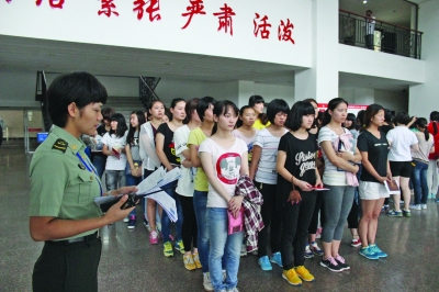 江苏8800多女孩报名当兵 有可能进三军仪仗队