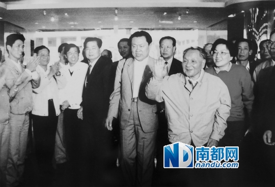 ↓1992年1月29日，邓小平同志在顺德科龙集团公司。