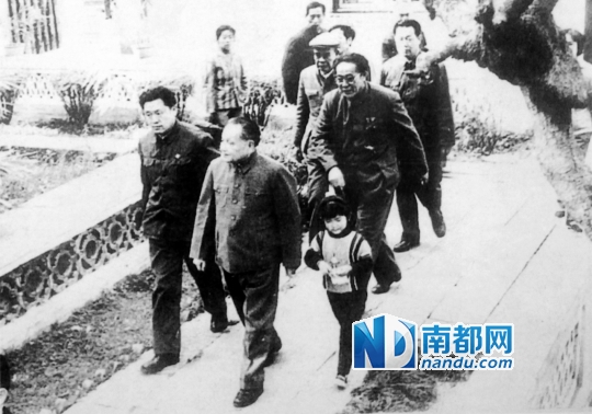 ←1984年1月29日，邓小平同志在顺德清晖园。