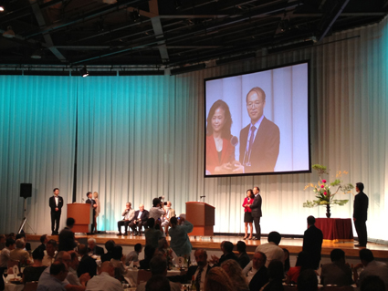 图为刘静教授从Begell House副总裁Vivian Wa