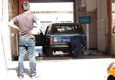 一家汽车检测场正在检测车辆。“免检”政策出台后，这些检测场业务将受到影响。资料图片/新京报记者李飞摄