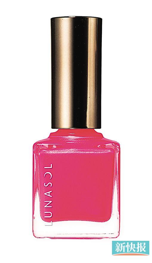 LUNASOL指甲油,颜色粉嫩,让手指更显嫩白细长。