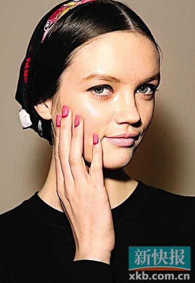 ▲Honor:简洁优雅,是Honor的象征,这种优雅淑女风,同样也体现在美甲上。