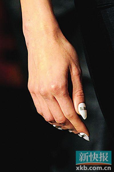 Cushnie et Ochs:米白色的梨形甲面,加入一道银色横条,摇滚味顿生。