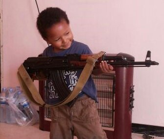 戴尔的儿子手持AK-47步枪