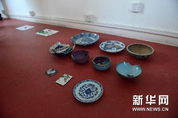 贵州省台江县警方向记者展示扣押物品(8月20日摄)。