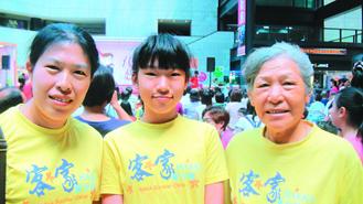 桥头小学许毓芹(中)与母亲张雅菁(左)、外婆张邱瑞美(右)。图片来源:台《联合报》 记者谢梅芬/摄影