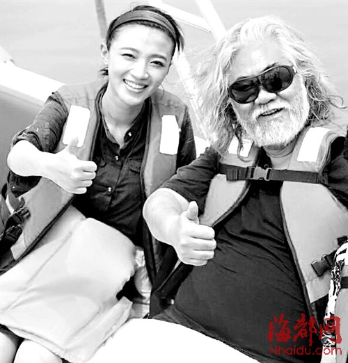 张纪中现身太极湖，身边有美女相伴