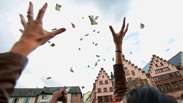 德国男子在市中心用气球撒钱 赠予路人|人民币