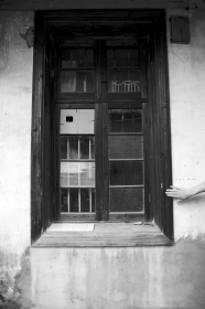 瑶岗仙矿区矿本部留存下来的，上世纪五十年代安排苏联专家住的老房子，一尺厚的夯土墙，精雕细琢的木门窗，足以显现当年的气派和档次。