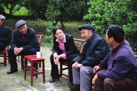 石门县委书记董岚在夹山镇双龙村调研。