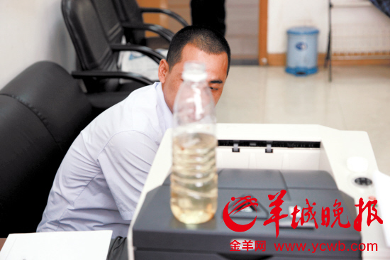 丢烟头司机被带回交警局接受调查