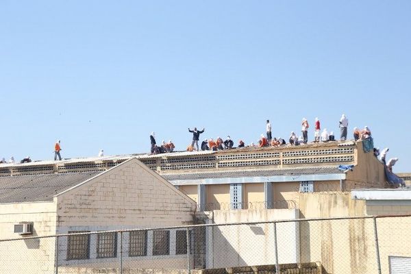 　巴西监狱暴乱：2名囚被犯斩首2名狱警遭劫持