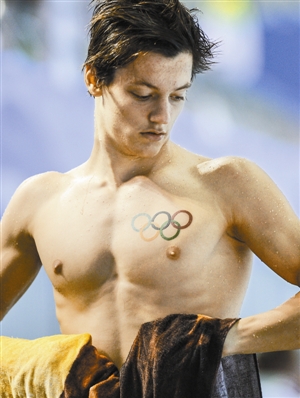 在2014南京青奥会现代五项男子个人赛中,乌克兰选手安东 库高清图片