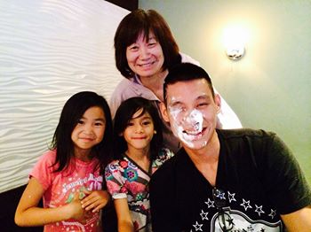 林书豪庆生难逃被蛋糕砸脸 之前曾恶搞妈妈(图