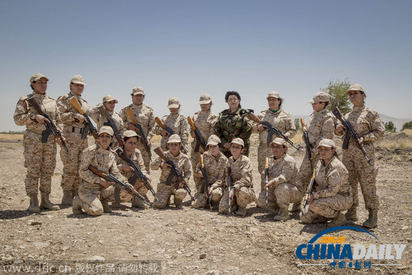 当地时间7月29日，伊拉克苏莱曼尼亚，库尔德&ldquo;自由斗士&rdquo;武装第二营的女战士在训练结束后合影留念。（图片来源：东方IC）