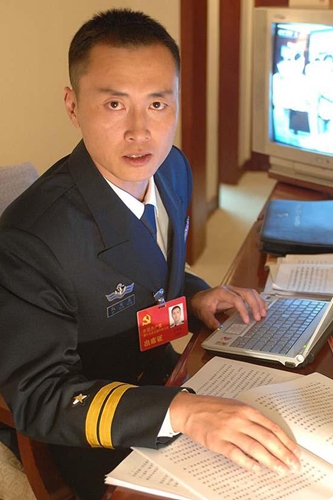 三位重庆人获得个人记功 戴明盟被授予英雄试飞员称号
