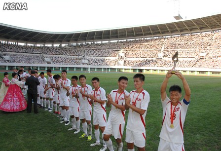 朝鲜举行火炬杯足球决赛 纪念青年节(图)|朝鲜|足球