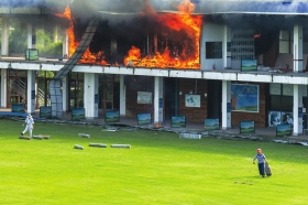 8月31日，长沙开福区鸭子铺，城市高尔夫练习场因切割机溅的火花点燃海绵引发火灾。组图/记者谢长贵