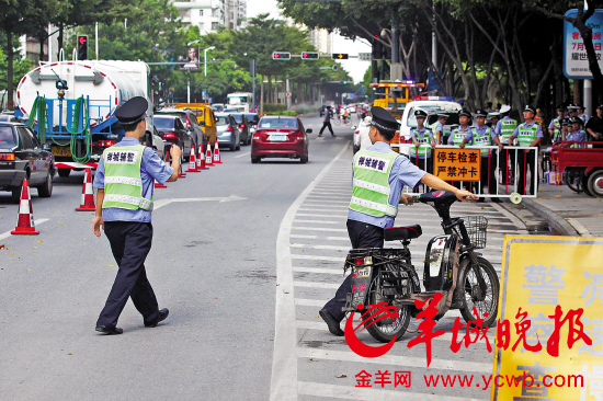 9月1日,佛山禅城开始禁摩,交警在同济东路查车羊城晚报记者林桂炎摄