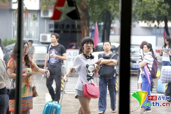 北京电影学院迎新 现场俊男美女云集|学院|高职