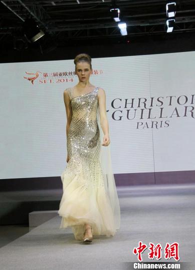 模特走秀展示时尚服饰。　熊厶漪　摄