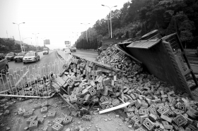 9月2日,猴子石大桥东入口,一辆满载红砖的货车发生侧翻,砖块散落一地。图/记者陈正