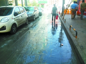 路面污水遍地。
