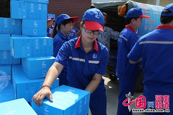 中国石化向郏县干旱地区捐赠饮用水 助力地方