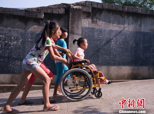 湖南新邵县13岁女孩背同学上学4年 引发爱心热