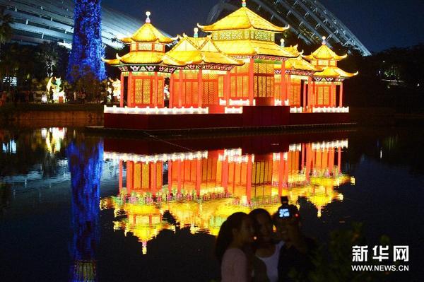 9月4日，游客在新加坡滨海湾花园举行的中秋节灯会上赏灯。