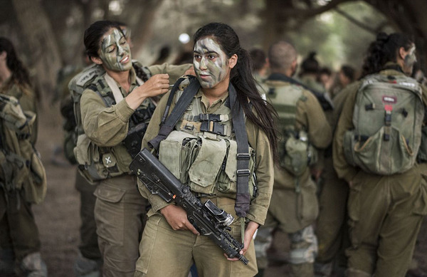 卡拉卡尔营的女兵们正准备在以色列与埃及边境附近参加毕业行军仪式。