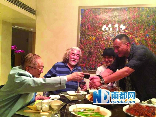 3位男主角、张大胡子齐聚金庸老先生家宴，最后，90高龄的老先生亲自把他们送到门口，把胡军感动得够呛。