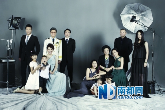 胡军的一大家子。父母已是“金婚”，一姐一妹都和胡军一样，小时候“被迫”练过乐器。