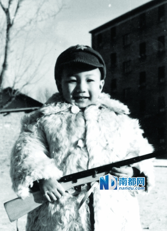 儿时的胡军，身上带着浓浓的“大院气质”，哈哈。