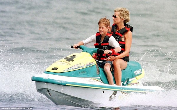 哈里王子与母亲戴安娜王妃一起乘坐快艇出海。（图片来源：英国媒体）