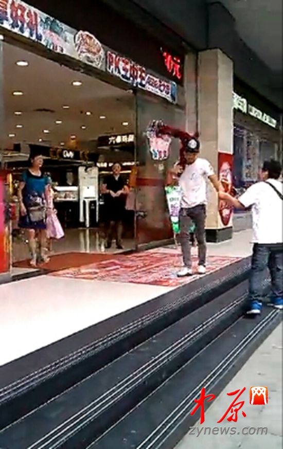 路人拉着打人小伙劝其不要再殴打乞讨老人