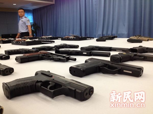 沪破获跨境买卖仿真枪支案 枪迷 将被追究刑责