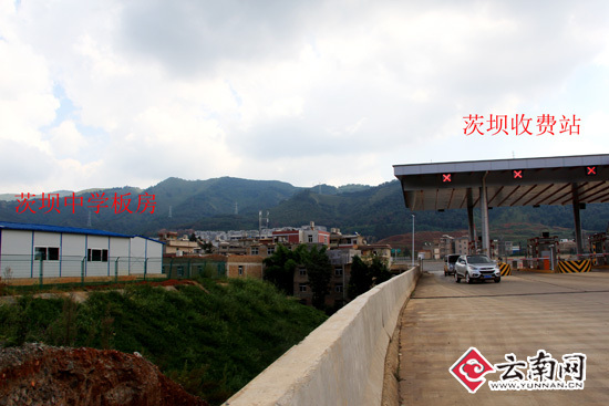 学校与高速公路相距很近。云南网实习记者李星佺摄