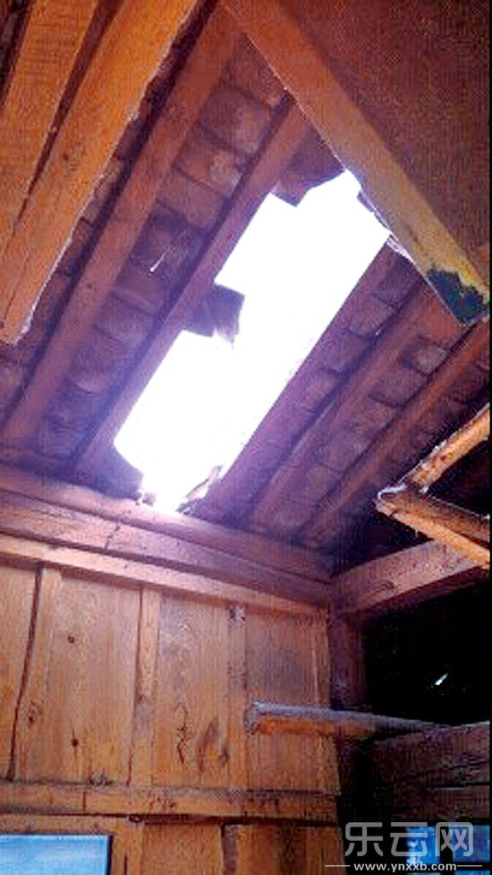 云南：邻县发射防雹火箭弹 村民房顶被砸出巨洞(图)
