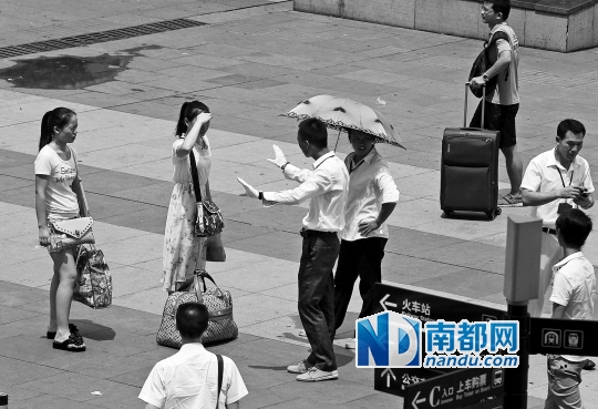 深圳：骗子在车站外穿制服卖假票(图)