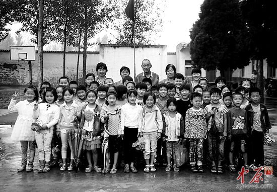 郑州航空港区老张庄小学5个老师和36个学生的