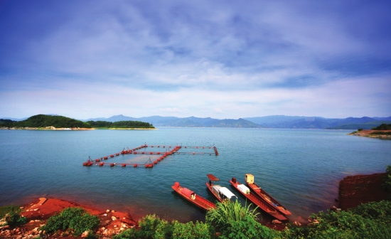 （郴州白廊乡：东江湖碧波粼粼的湖面星罗棋布地镶嵌着数十个岛屿，湖光山色展现出一派旖旎风光。）