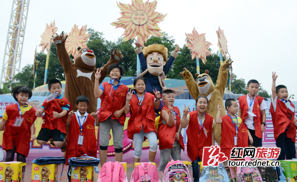 (孩子们与“熊出没家族”合影)