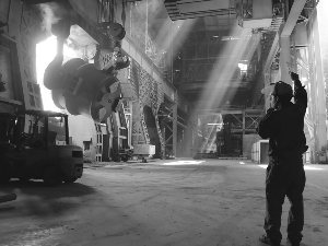 铁矿石供应过剩 钢铁业寒流向产业链上下游蔓