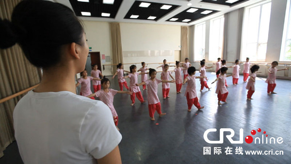 老师教孩子们跳婆罗多舞