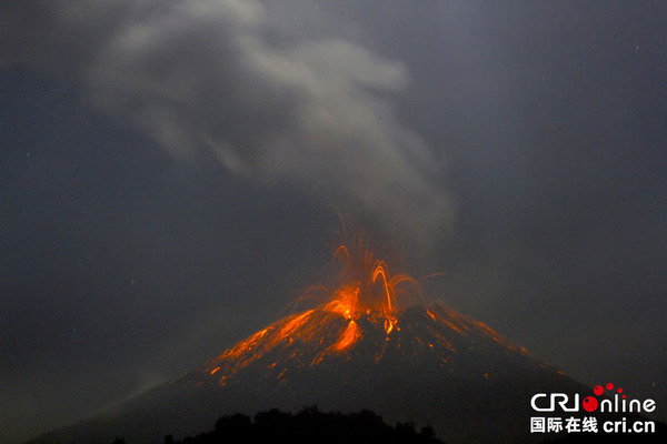 　　当地时间2014年9月13日，印尼中爪哇省勿里碧县士拉末火山喷出熔岩。因士拉末火山喷发有可能会加强，当地政府已建议村民撤离到距火山四公里外的地方。　图片来源：CFP